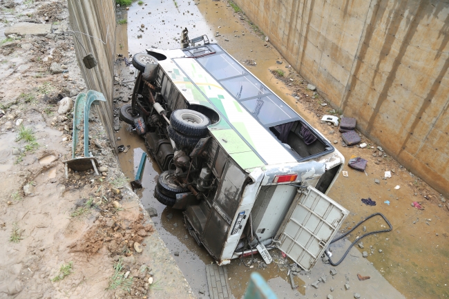 İşçileri taşıyan servis devrildi: 15 yaralı