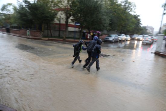 Sağanak yağış vatandaşlara zor anlar yaşattı