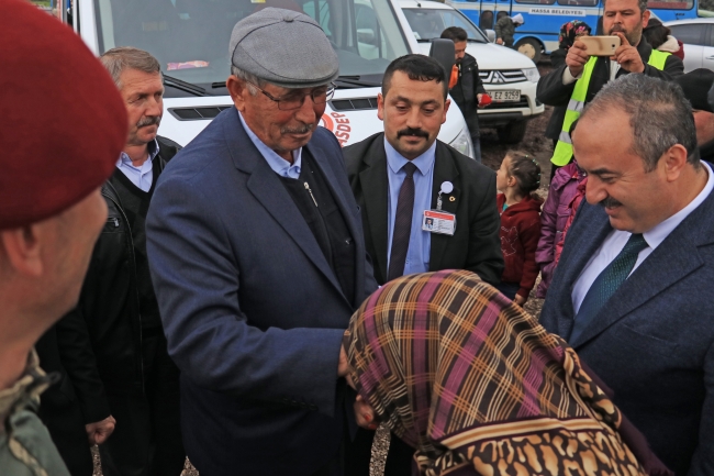 Şehit aileleri Mehmetçiğe destek için sınırda