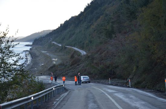 Sinop-Ayancık karayolu heyelan nedeniyle ulaşıma kapandı