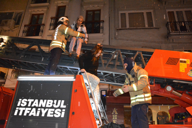 İstanbul'da 6 katlı binada yangın