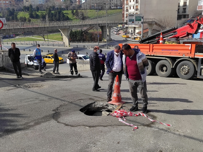 Şişli'de yol çöktü, kamyon çukura düştü