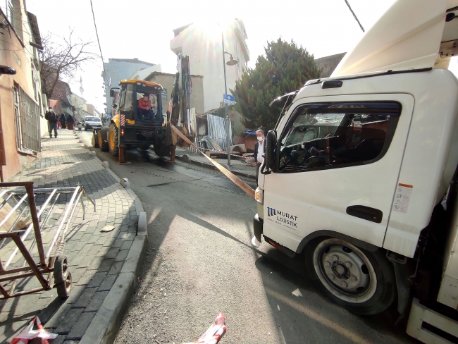 Şişli'de yol çöktü, kamyon çukura düştü