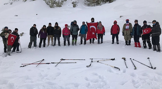 Sivas'ta dağcılar harekata destek için Yıldız Dağı'na tırmandılar