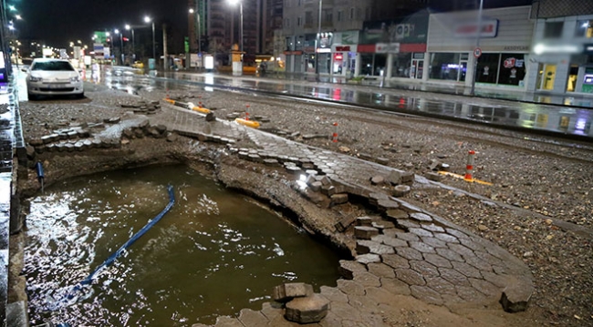 Sivas'ta su borusu patladı, iş yerlerini su bastı