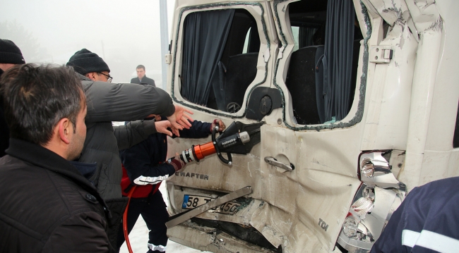 Servis minibüsü ile TIR çarpıştı: 19 yaralı