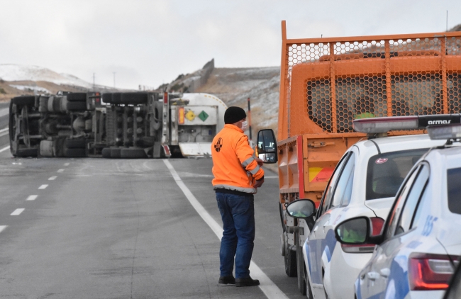 Sivas'ta oksijen yüklü tanker devrildi: Yol trafiğe kapatıldı