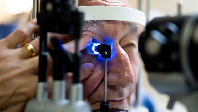 Kornea nakli 91 yaşındaki hastaya görme yetisini kazandırdı