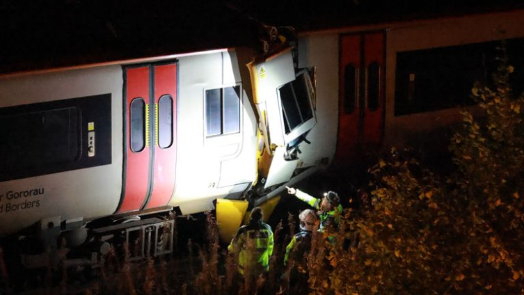 Galler'de iki tren kafa kafaya çarpıştı