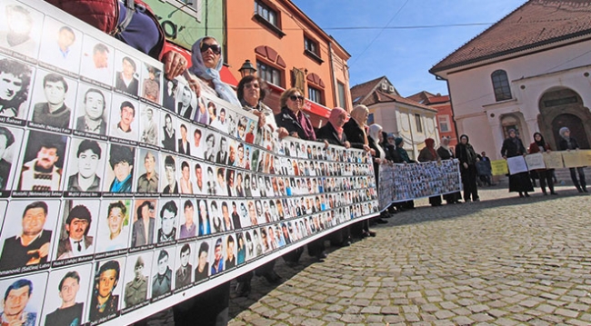 Srebrenitsalı annelerden Dodik'e verilen plakete tepki