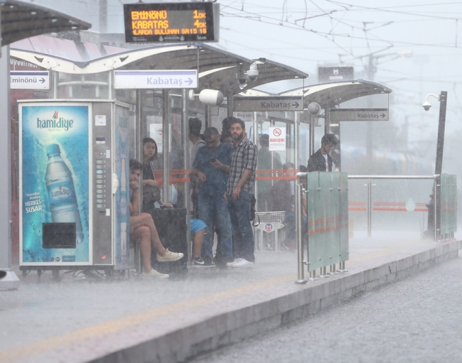 İstanbul'da sağanak yağmur etkili oldu