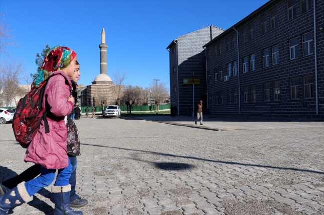 Sur'da teröristlerin tahrip ettiği okullarda eğitime başlandı