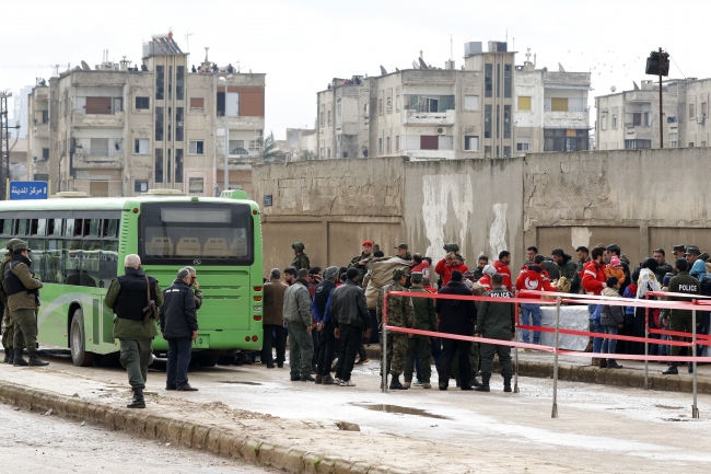 Suriye'de tahliyeler başladı: 2 bin 350 kişi çıkarıldı