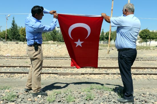 Suriye sınırı dev Türk bayraklarıyla donatıldı