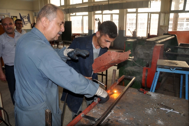 Tatile çıkmayan öğrenciler meslek öğrenip, para kazanıyor