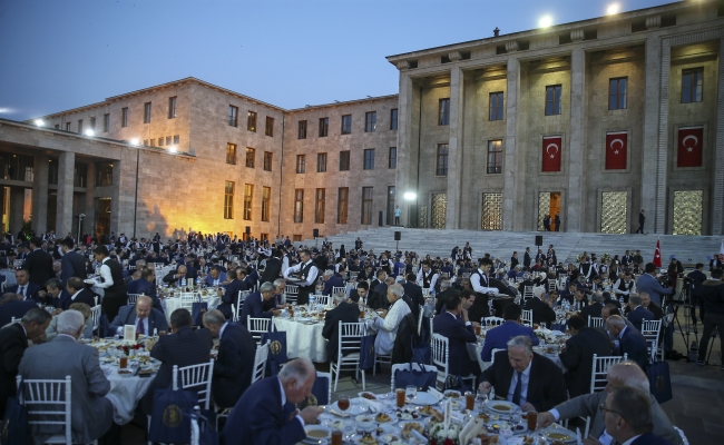 TBMM Başkanı Kahraman, eski ve yeni milletvekilleri onuruna iftar verdi