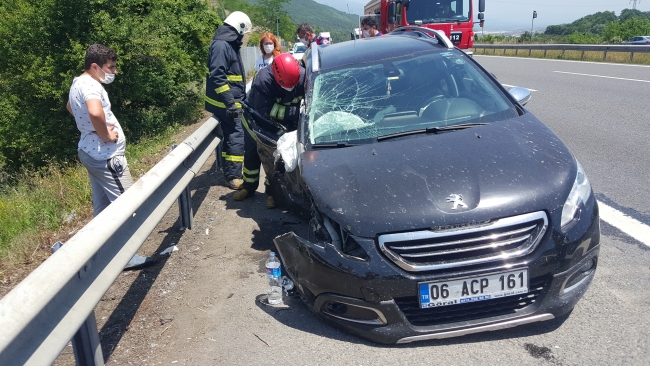 Tekerleği çıkan otomobil bariyerlere çarptı: 4 yaralı