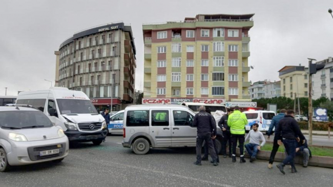 Servis minibüsü polis aracına çarptı: 2 yaralı