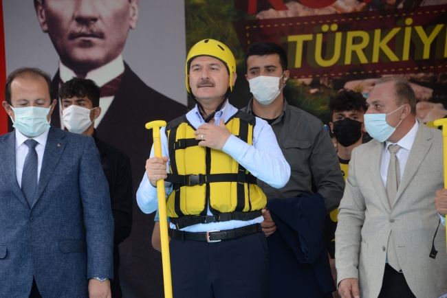 Bakan Soylu, terörden temizlenen Kato Dağı eteklerinde rafting yaptı