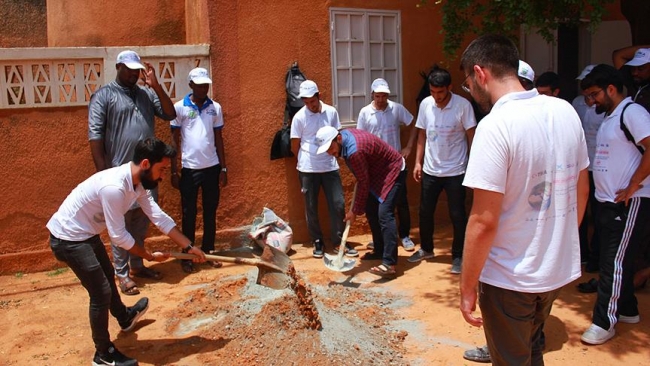 TİKA'nın gönüllü elçileri Nijer'de mescit onardı