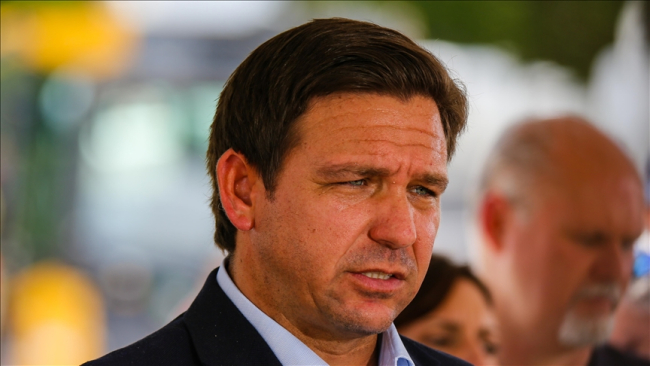 Florida valilik seçimini yaklaşık 20 puan farkla kazanarak Cumhuriyetçi Parti’nin yeni yıldızı olan Ron DeSantis.