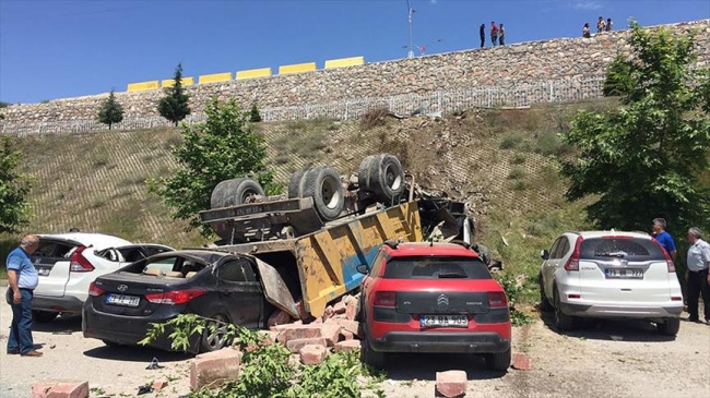 Taş yüklü kamyon park halindeki araçların üzerine devrildi