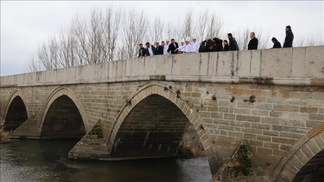 Tarihi yaşatmak için nehre pilav döktüler