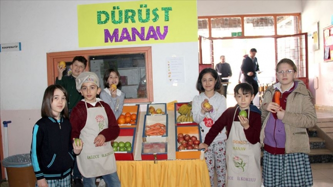 Öğrenciler görevlisi olmayan manavda dürüstlüğü öğreniyor