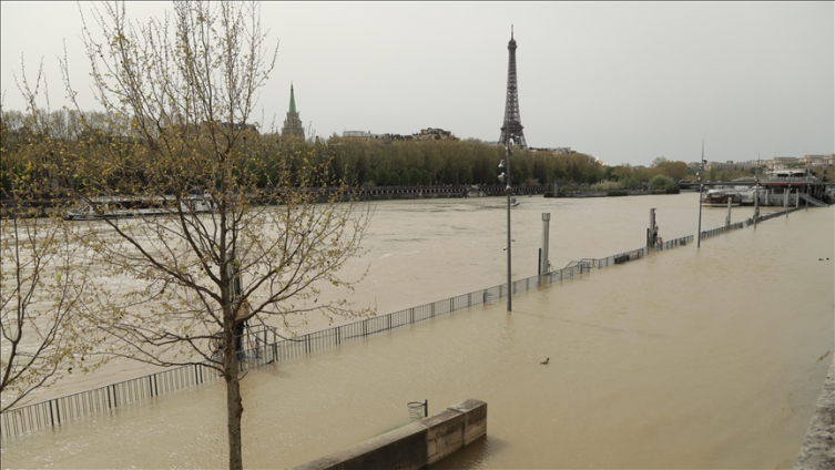 Paris Belediye Başkanı, kirlilik tartışmalarıyla gündeme gelen nehirde yüzecek