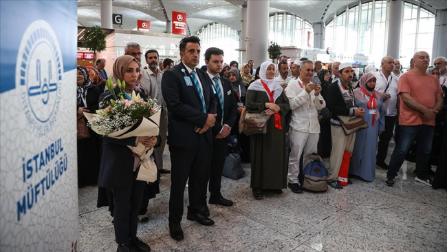 Kutsal topraklara yolculuk başladı: İlk hac kafilesi uğurlandı