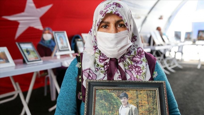 Hakkari'nin Yüksekova ilçesinden, 6 yıl önce 14 yaşında dağa kaçırılan oğlu Hamza için gelerek oturma eylemine katılan anne Zümrüt Salim, 214 gündür oturma eylemi yaptıklarını, oğluna kavuşuncaya kadar eylemini sürdüreceğini belirtti.