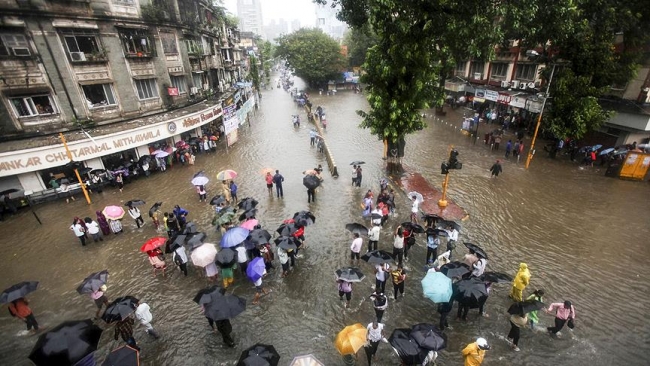 Hindistan'da muson yağmurları 709 can aldı