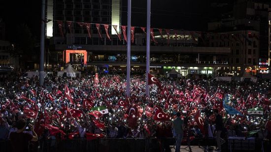 Vatandaşlar demokrasi nöbetini coşkuyla sürdürdü