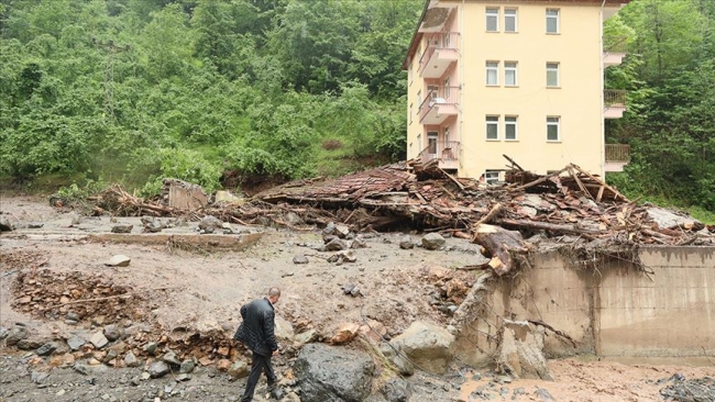 Araklı'daki selde kaybolan 3 kişi aranıyor