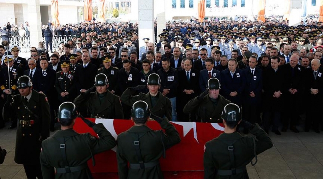 İzmir'de eğitim uçuşunda şehit olan pilotlar toprağa verildi