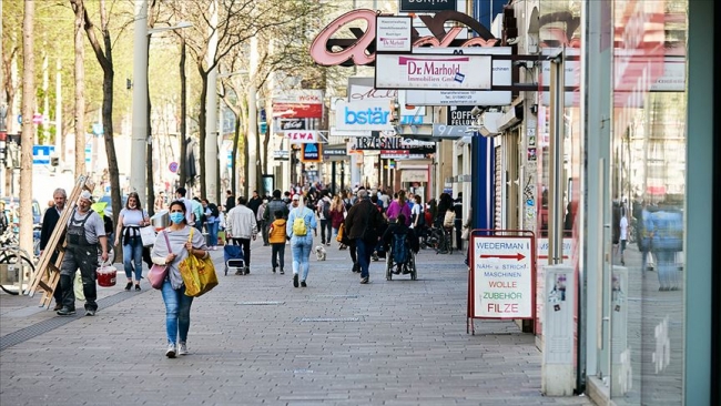 Avrupa'da Covid-19 kısıtlamaları gevşetiliyor