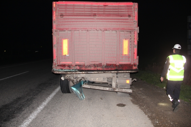 Otomobil yol kenarındaki TIR'a çarptı: 3 ölü, 2 yaralı