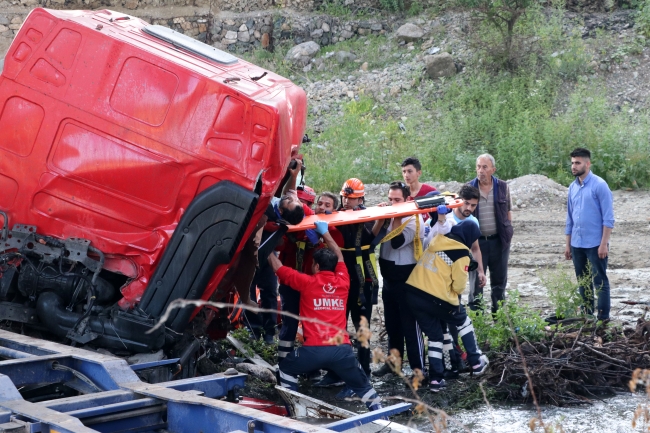 Tır, metrelerce yükseklikten dereye düştü