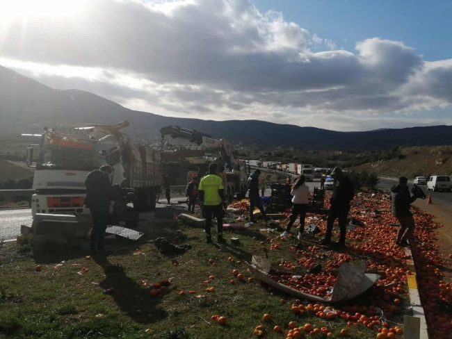 Devrilen tırdaki meyveler yola saçıldı, trafik aksadı