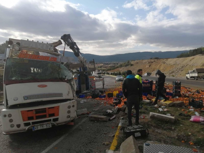 Devrilen tırdaki meyveler yola saçıldı, trafik aksadı