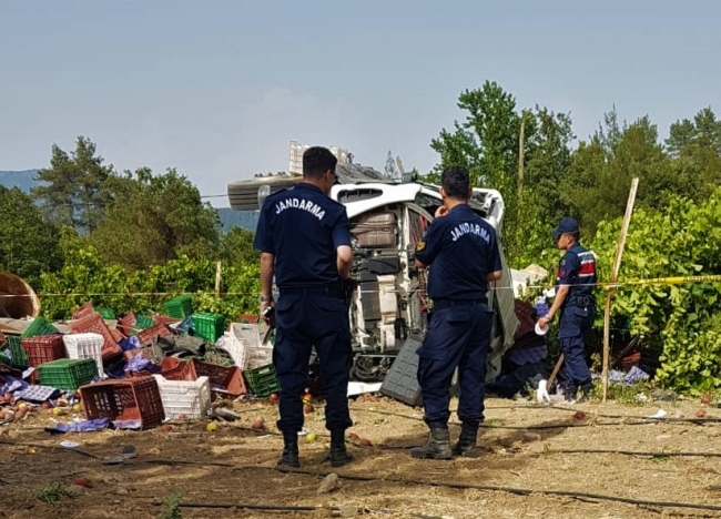 Elma yüklü tır şarampole devrildi: 1 ölü, 1 yaralı