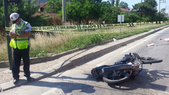 Işıkta bekleyen motosiklete tır çarptı: 2 ölü