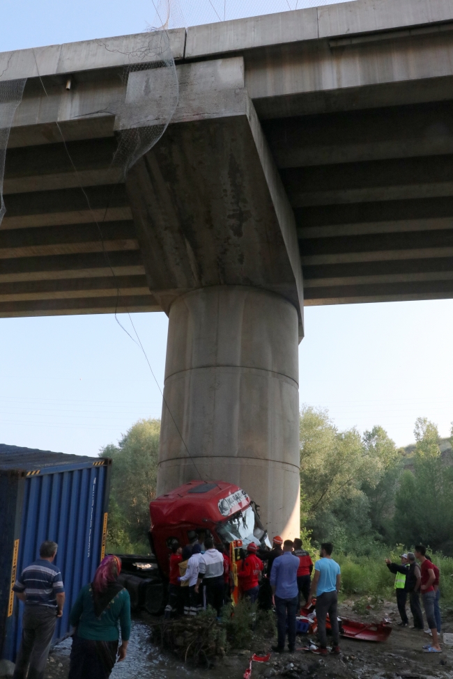 Tır, metrelerce yükseklikten dereye düştü