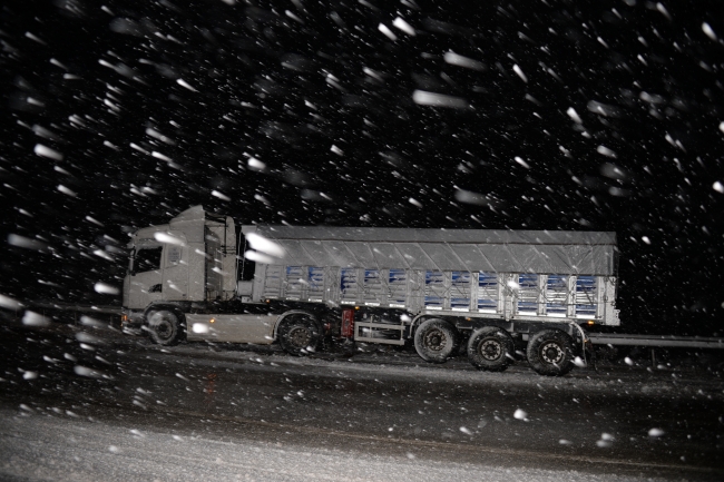 Kar yağdı yollar ulaşıma kapandı