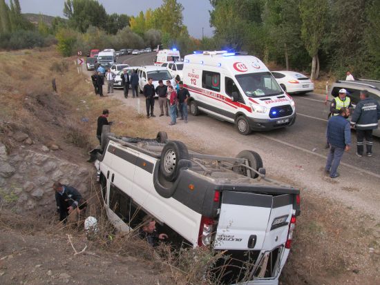 Minibüs tren yolu menfezine devrildi: 13 yaralı