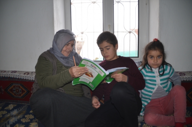 Babaanne ile torunu aynı okulda eğitim görüyor