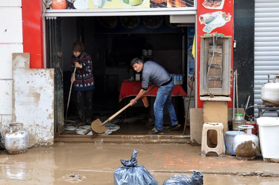 Trabzon'daki selin ardından ev ve iş yerlerinde temizlik çalışmaları sürüyor