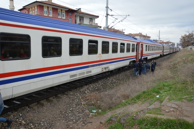 Kırıkkale'de karşıya geçmek isteyen gence tren çarptı