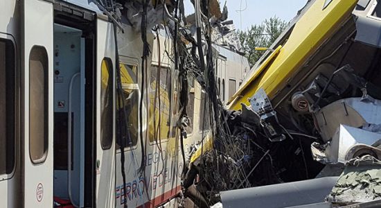 İtalya’da iki tren kafa kafaya çarpıştı