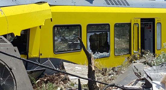 İtalya’da iki tren kafa kafaya çarpıştı